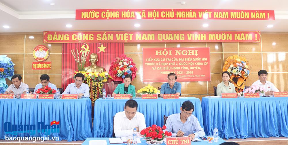 Bí thư Tỉnh ủy Bùi Thị Quỳnh Vân tiếp xúc cử tri thị trấn Sông Vệ và xã Nghĩa Hiệp